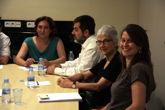 Ada Colau (left) meeting with Jordi Sánchez (white shirt) and Muriel Casals (centre) (by ACN)
