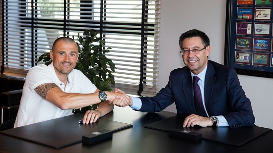 Luis Enrique and Josep Maria Bartomeu shaking hands after the coach renewed his contract (by FC Barcelona)
