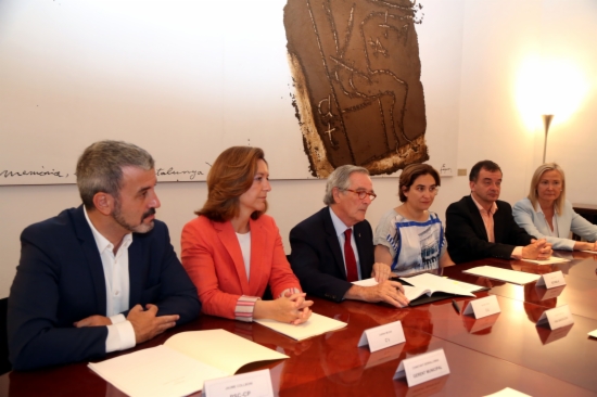 The current Mayor of Barcelona, Xavier Trias (centre) surrounded by the main representatives from the other parties present at the new City Council (by ACN)