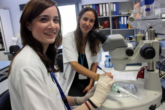 Irma Pujol (right), who has led the research, and Sílvia Rodríguez (left) this week in their lab (by ACN)