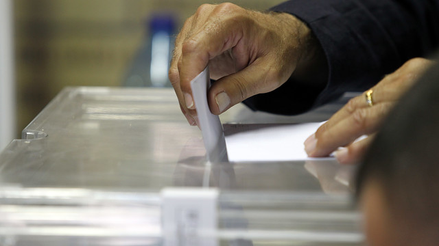 A club member voting in the last presidential elections (by FC Barcelona)