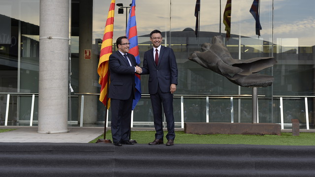 Ramon Adell (left) and Josep Maria Bartomeu (right) shaking hands on Monday (by FC Barcelona)
