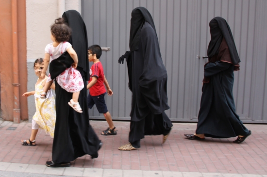 Veiled women in Lleida, western Catalonia (by ACN)