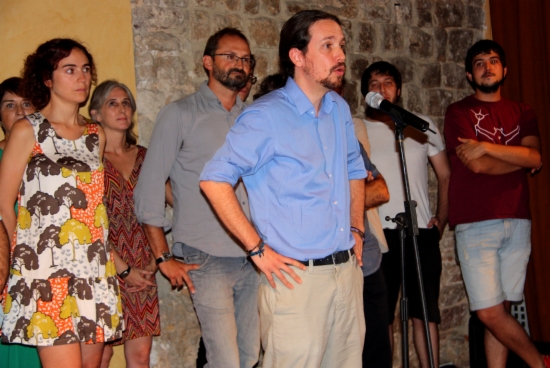 Pablo Iglesias talking in Barcelona on Monday evening, next to ICV-EUiA leaders (by ACN)