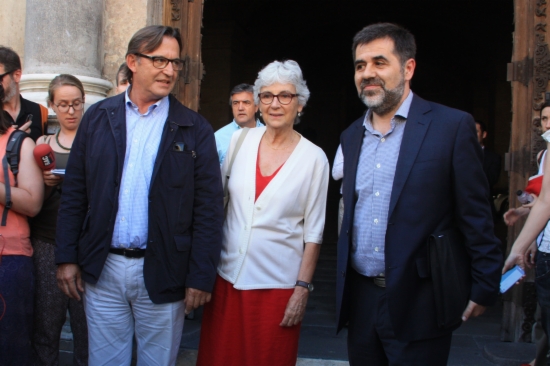The leaders of the 3 main civil society associations promoting Catalan independence in front of the Generalitat Palace after the meeting (by M. Sierra)