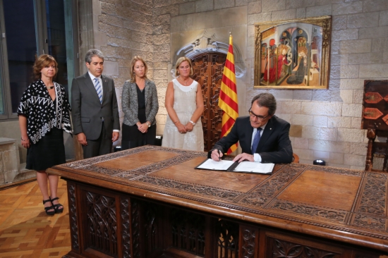 The Catalan President signing the decree calling the elections (by R. Moreno / ACN)