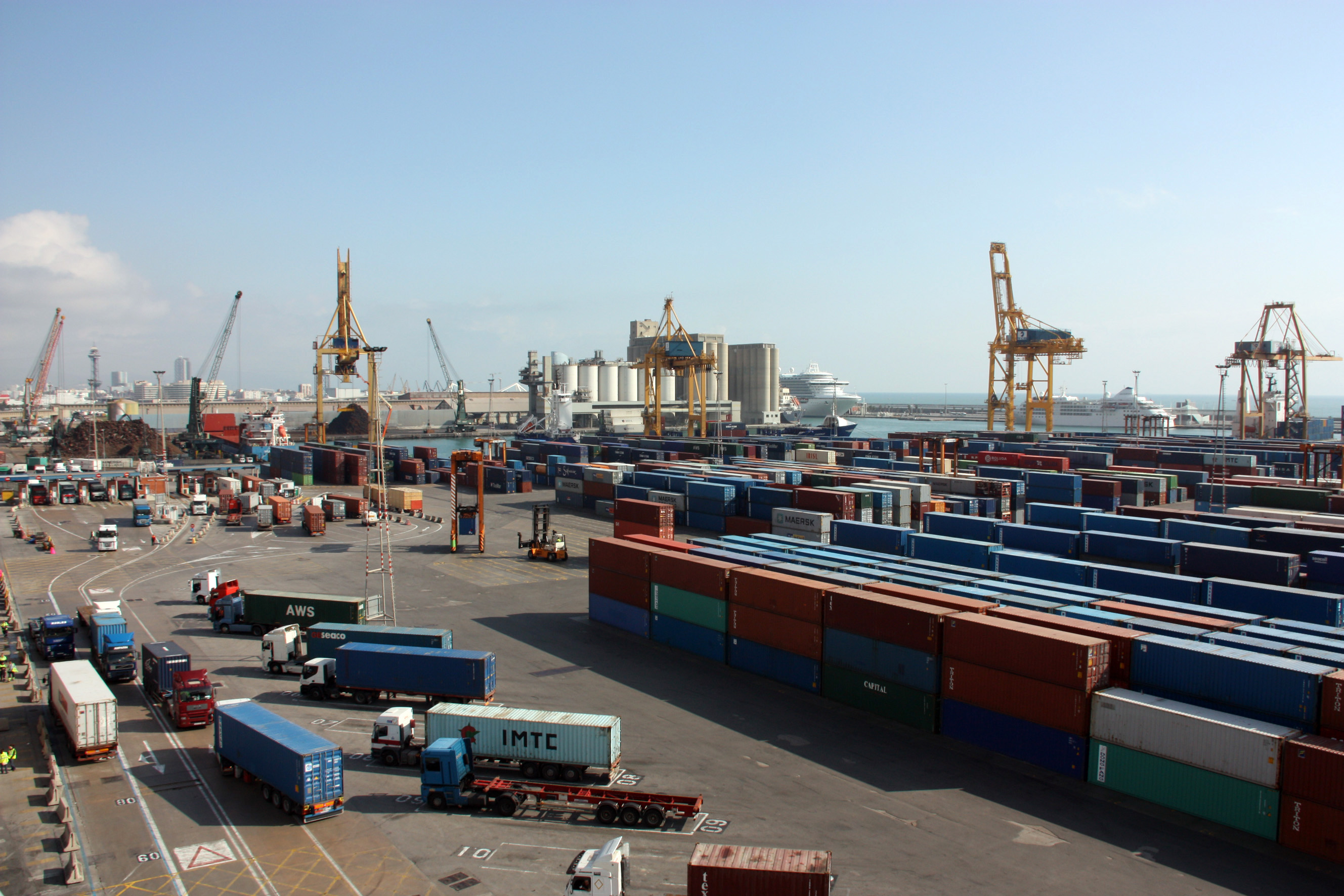 Containers in the Port of Barcelona (by ACN)