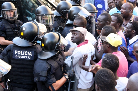 Senegalese protesters and Catalan Police's riot brigade in Salou (by R. Segura)