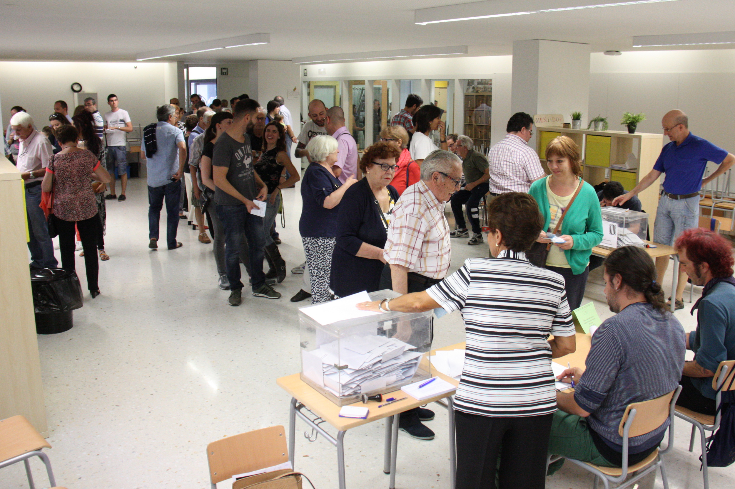 Voters exercising their right a polling station this evening (by ACN)