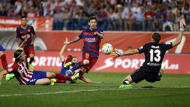 Lionel Messi flicks the ball past Jan Oblak to give FC Barcelona the lead in the 77th minute on Saturday night at the Vicente Calderón Stadium in Madrid (by FCB)