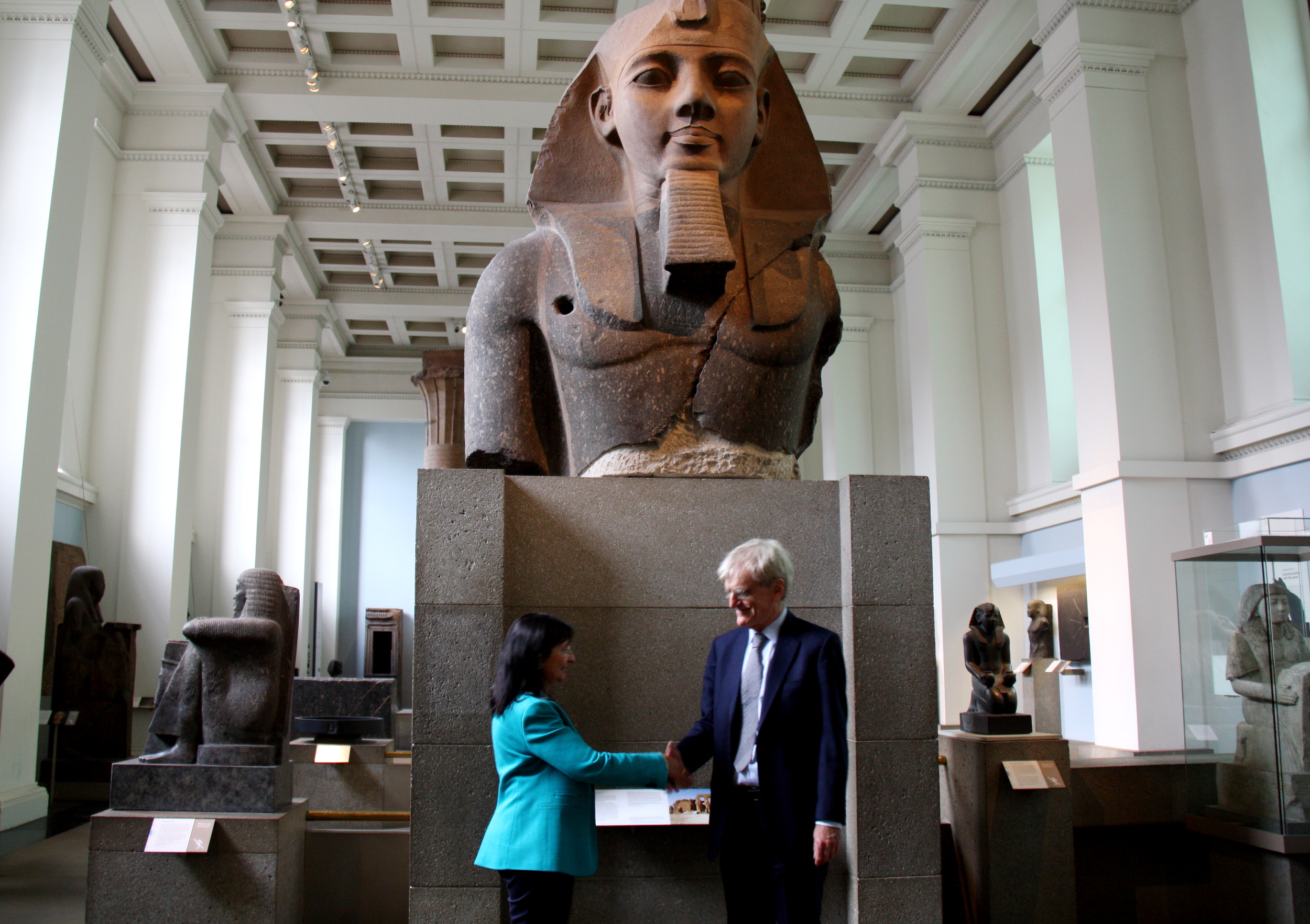 Elisa Durán, from 'la Caixa' Banking Foundation, and Sir Richard Lambert, from the British Museum (by ACN) 
