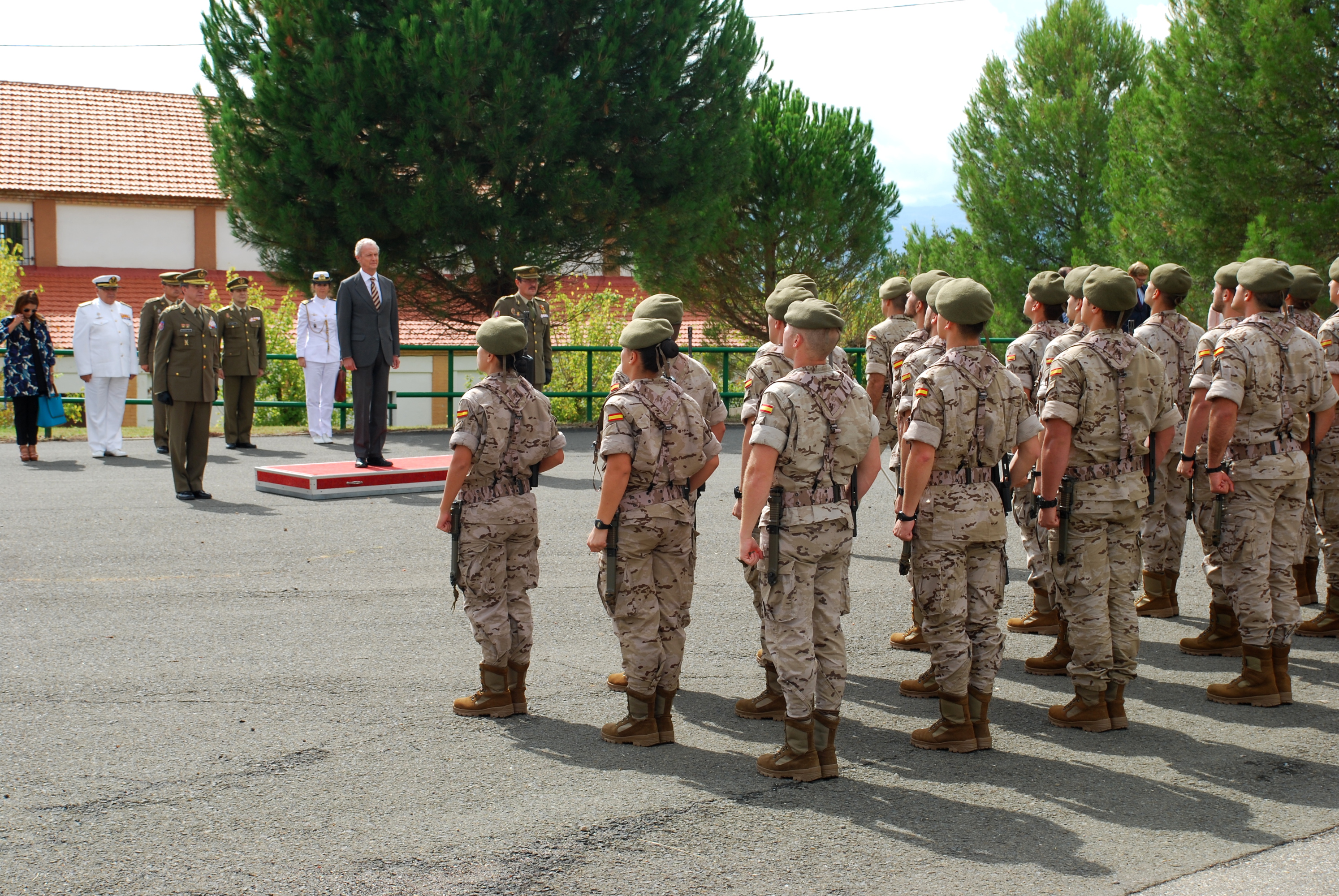 Spanish Defense Minister, Pedro Morenés, in front of Spain's troops in September 2014 (by ACN)
