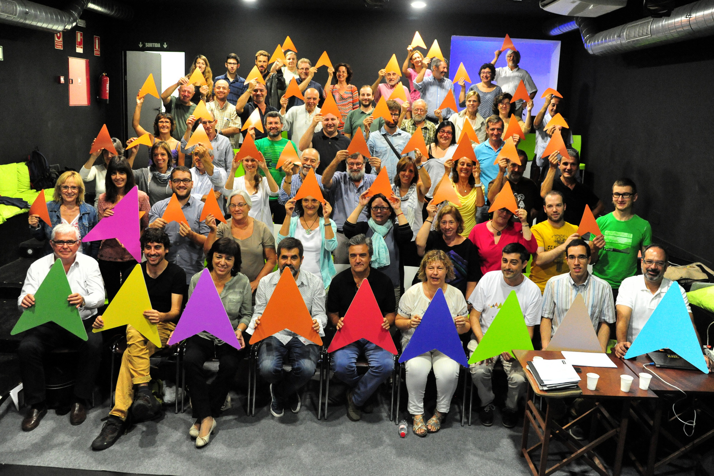 Members of the Catalan National Assembly (ANC) holding the coloured pointers that will be used in 'Via Lliure'