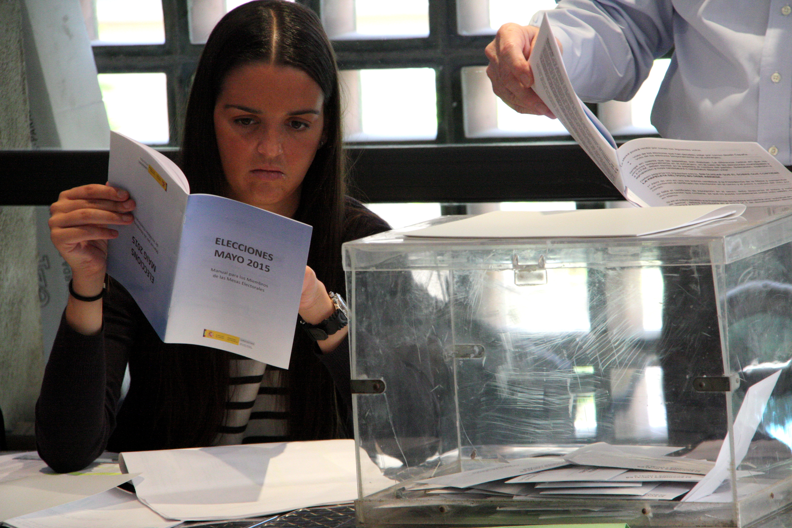 Member of a polling station last May in Barcelona (by ACN)