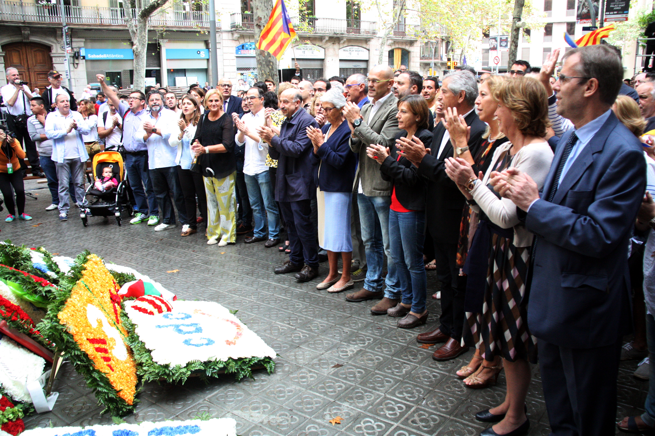 Flower offering to 1714 patriot Rafael Casanova on Catalonia’s National Day