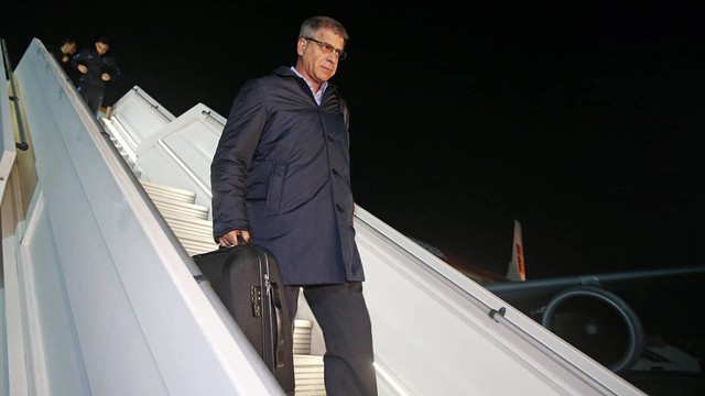 Jordi Mestres getting off the plane in Minsk (by FCB)
