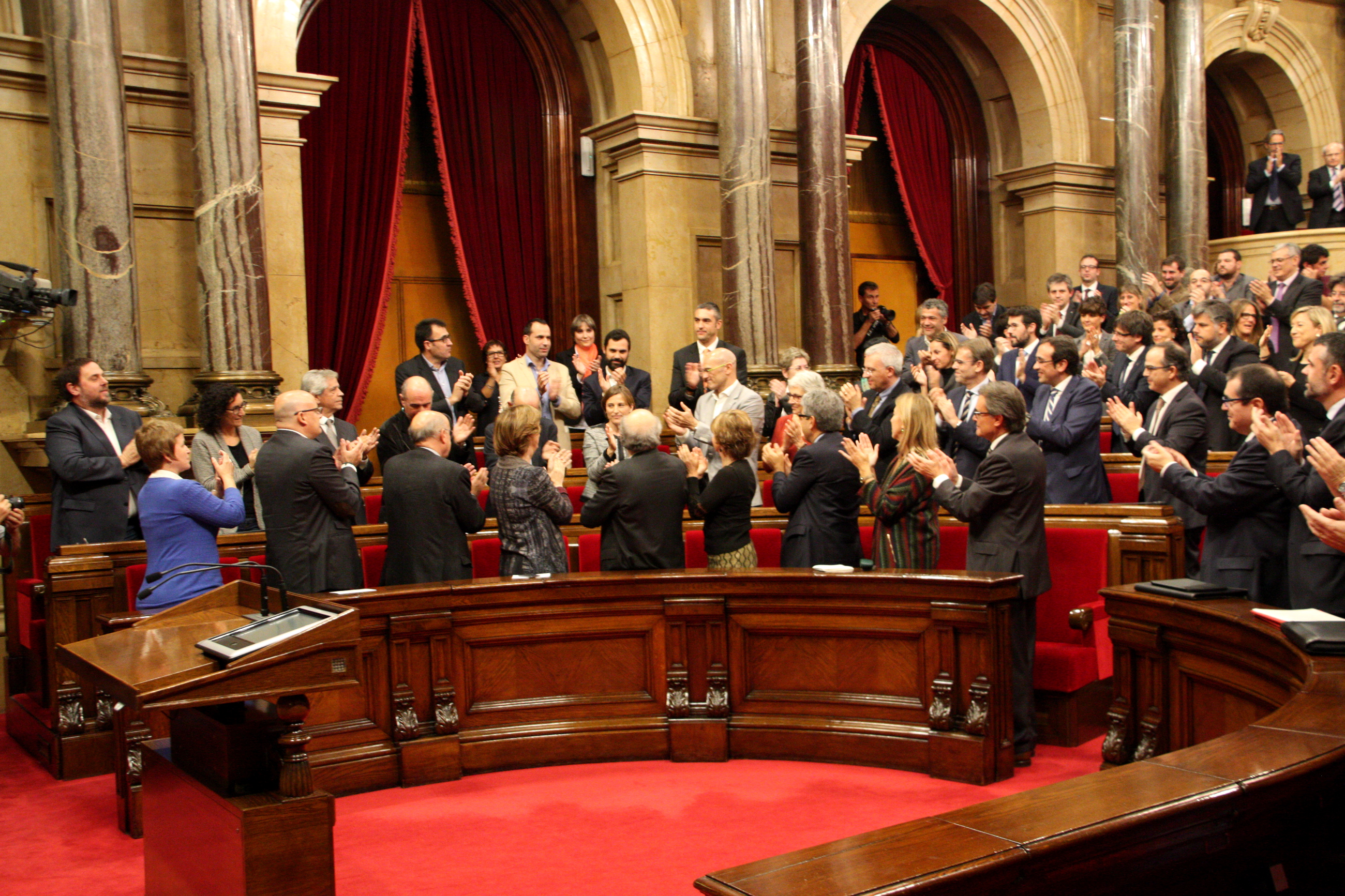 Catalan MPs applauding the Parliament's new President, Carme Forcadell (by ACN)
