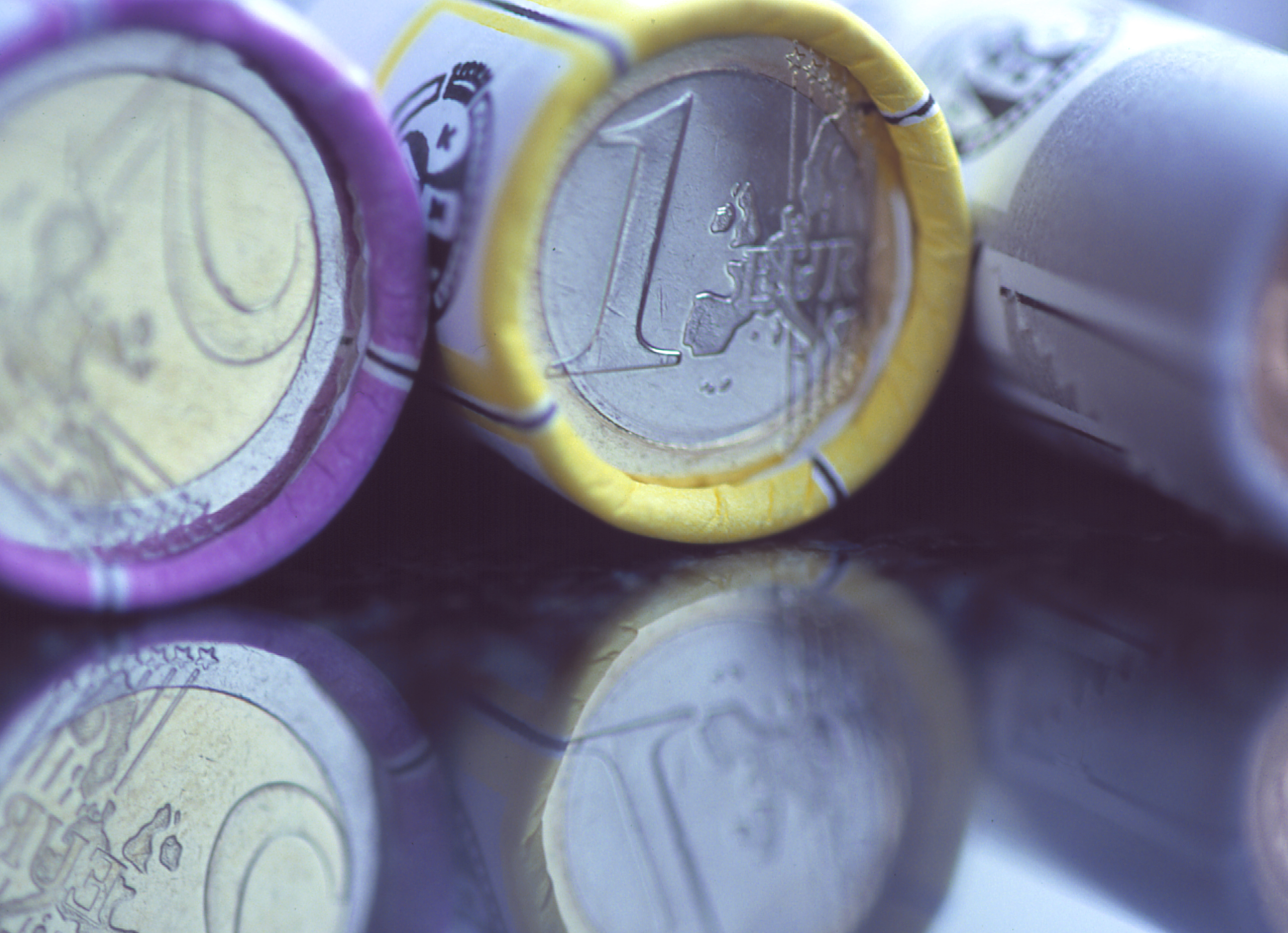 1 and 2 euro's coins (by ACN)