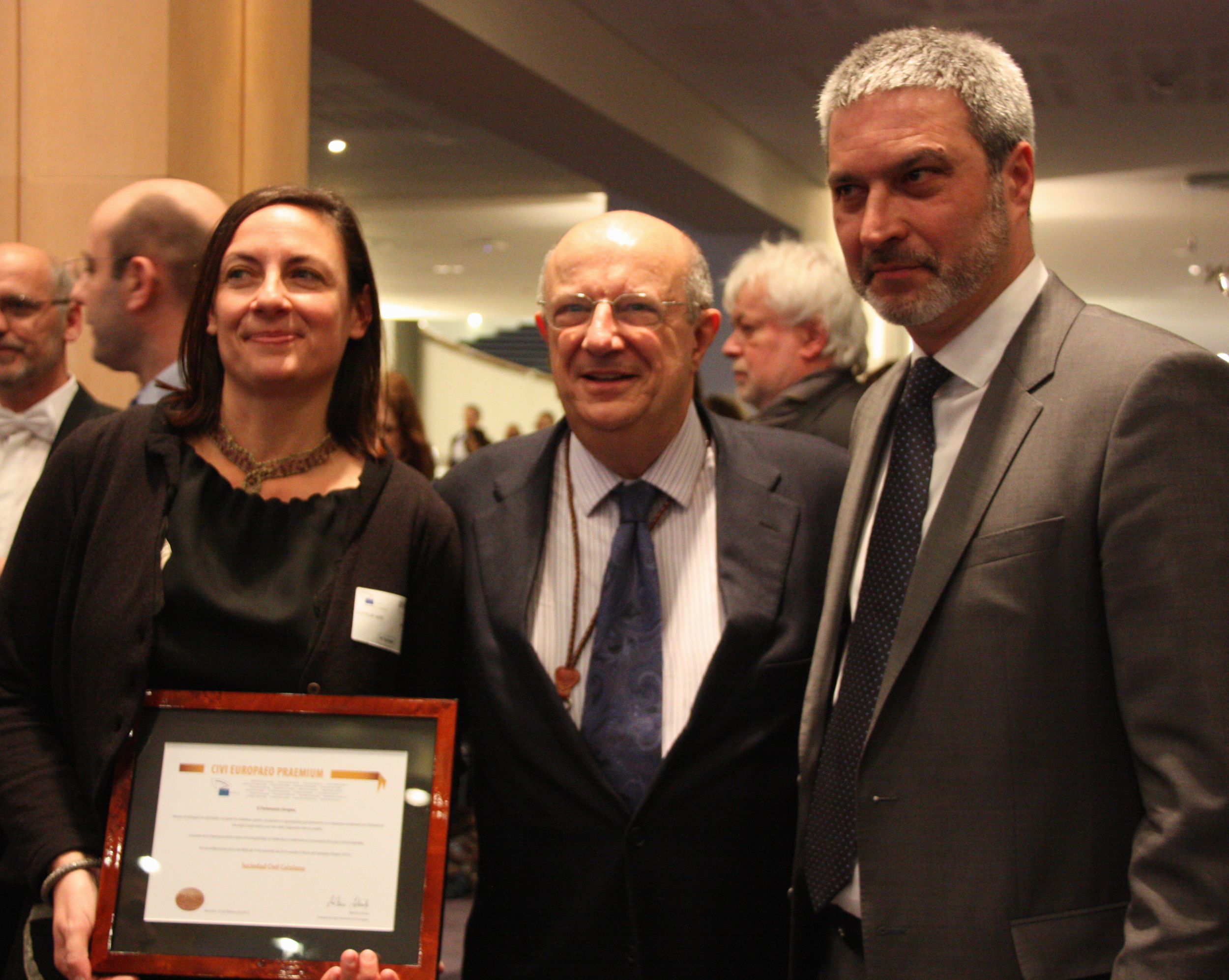 SCC's former president, Josep Ramon Bosch, SCC's international spokesperson, Susana Bertran and PP MEP, Santiago Fisas, receving European Citizen 2014 award (by ACN)