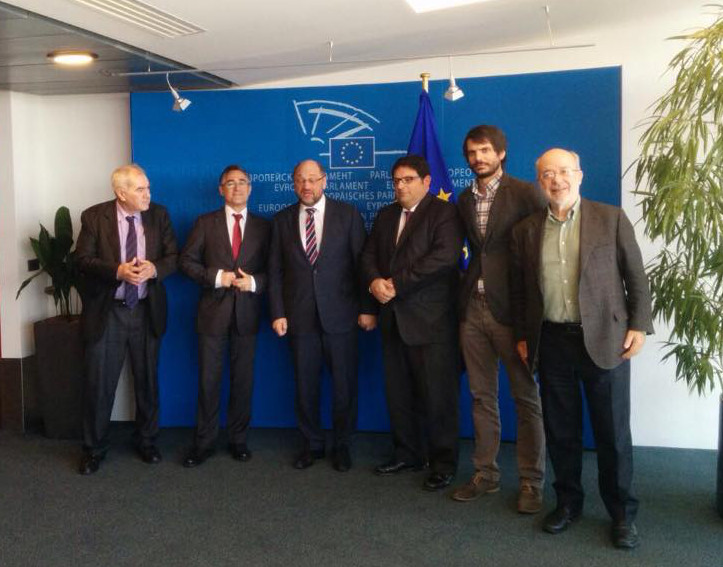 European Parliament's president, Martin Schulz, joined by Catalan MEPs Ernest Maragall, Ramon Tremosa, Francesc Gambús, Ernest Urtasun and Josep Maria Terricabras  (by ACN)