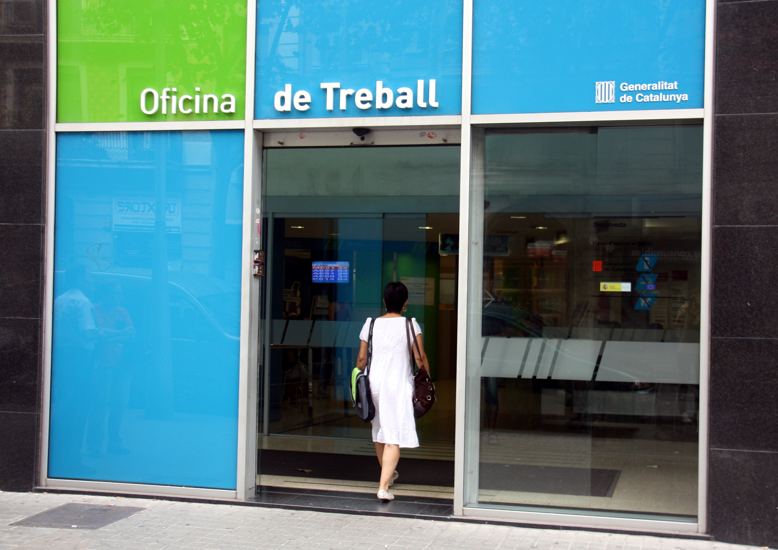 Woman entering an Employment office in Barcelona (by ACN)