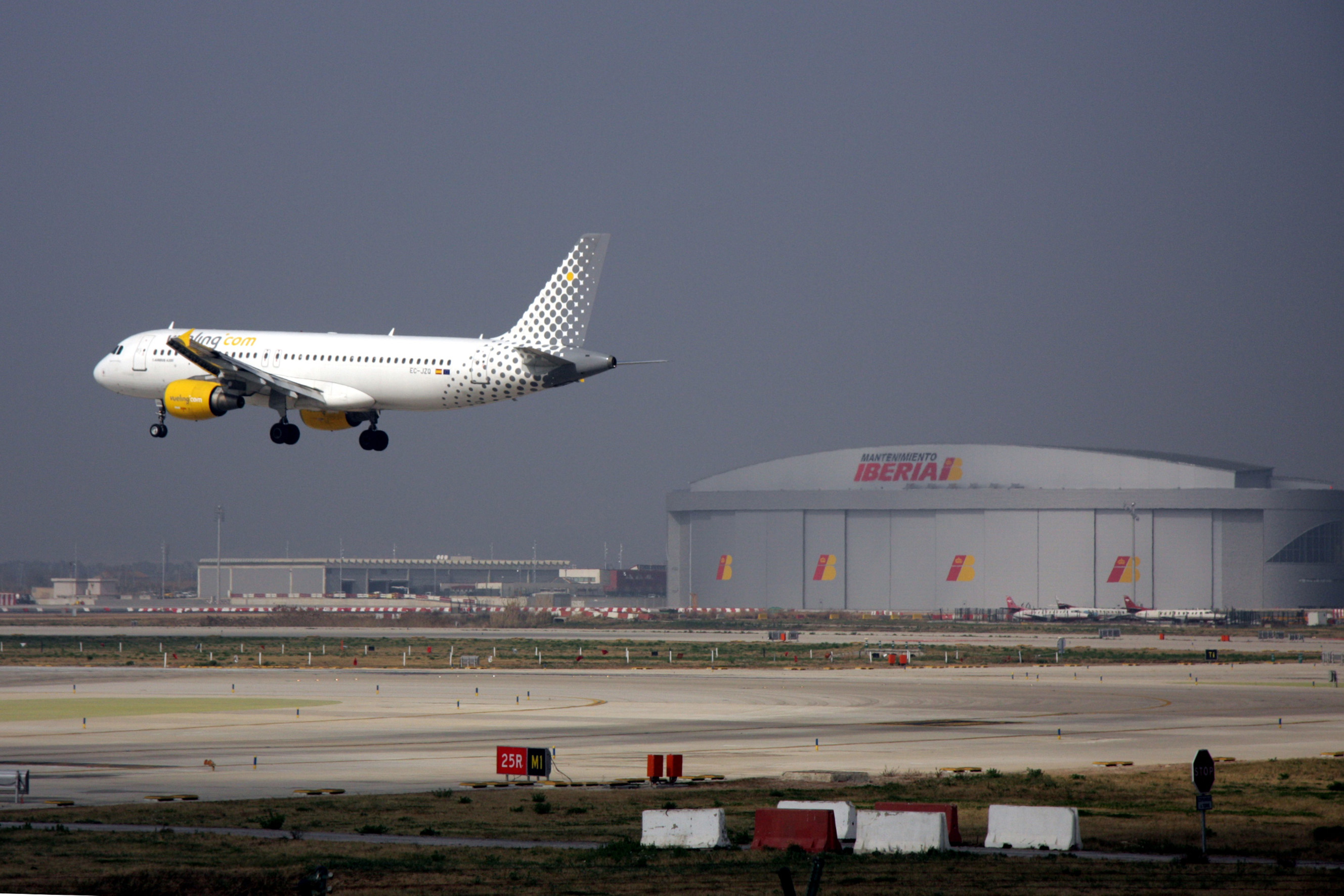 Plane about to land at Barcelona El Prat Airport (by ACN)