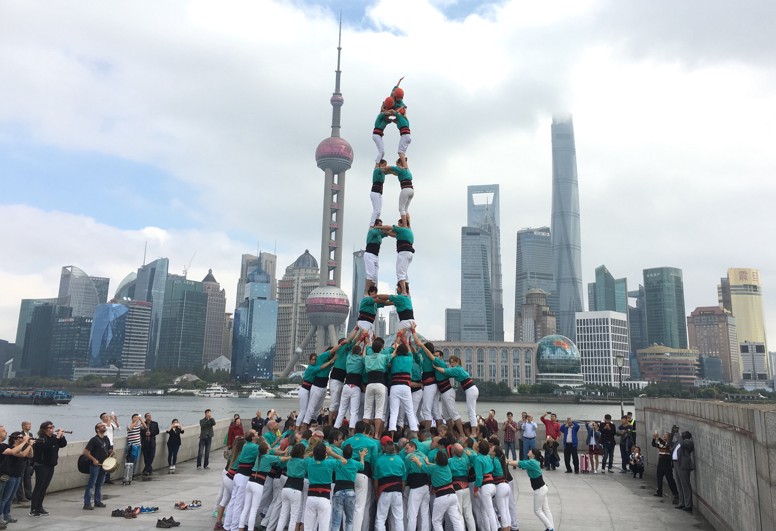 'Castellers de Vilafranca' performed several towers in various Shanghai's iconic spots (by ACN)