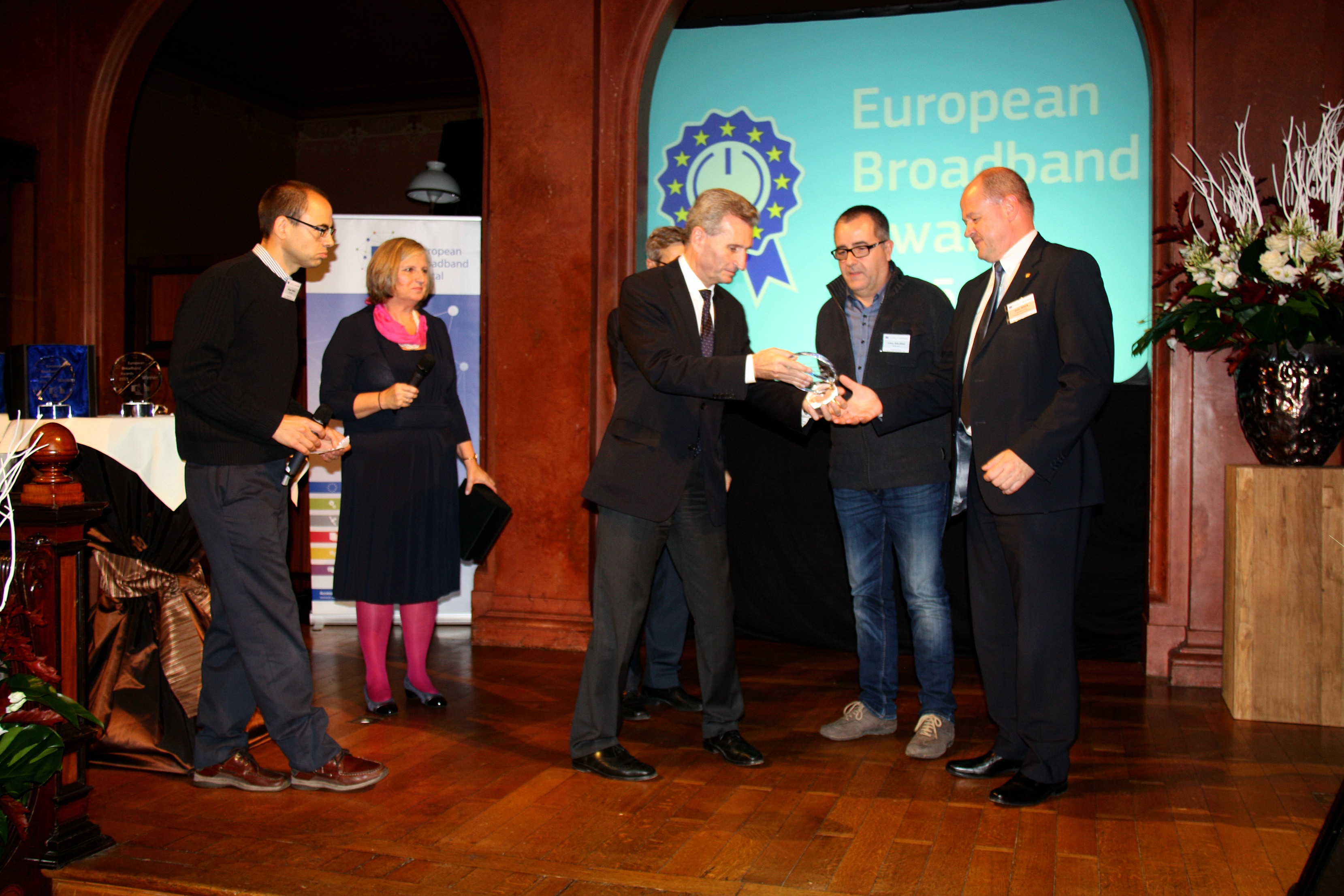 European Commissioner responsible for the Digital Economy and Society, Günther H. Oettinger handing the European Boardband Award to Guifi.net representatives (by ACN)