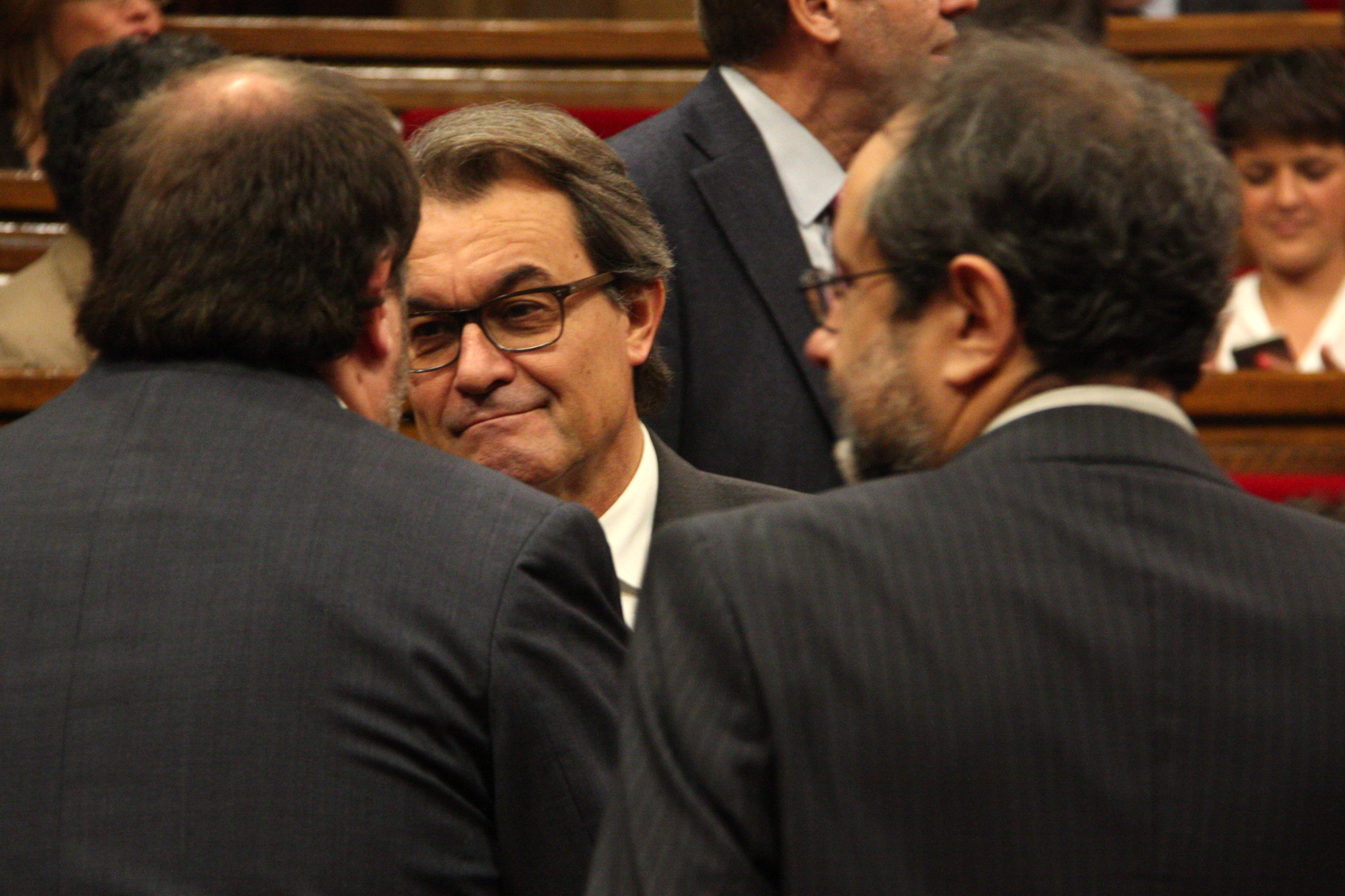 Current President Artur Mas talking to left-wing pro-independence ERC's leader, Oriol Junqueras and radical left CUP's top member, Antonio Baños, this Thursday in the Parliament (by ACN)