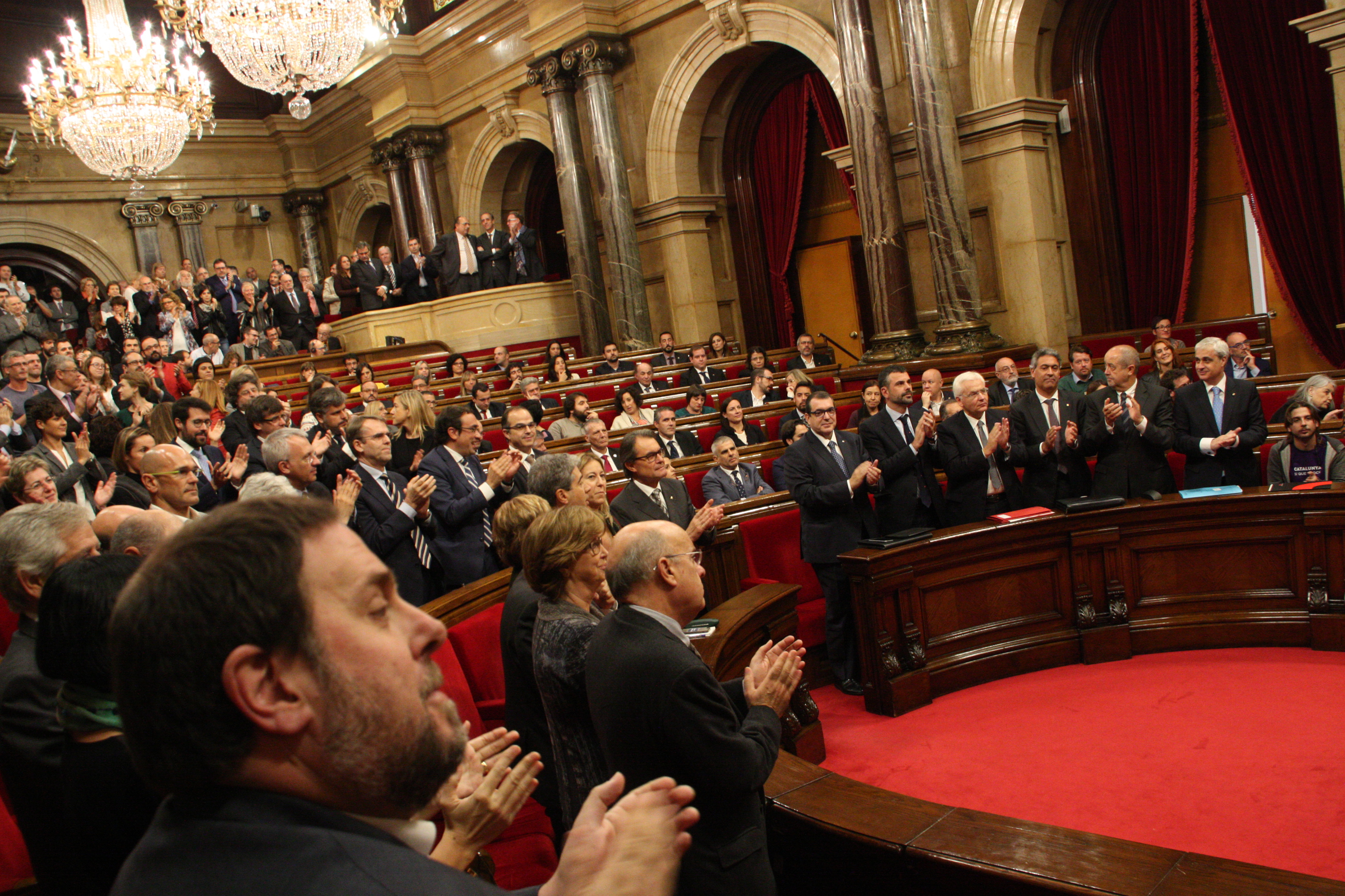 The new Catalan Parliament applauding its President, Carme Forcadell's first speech (by ACN)