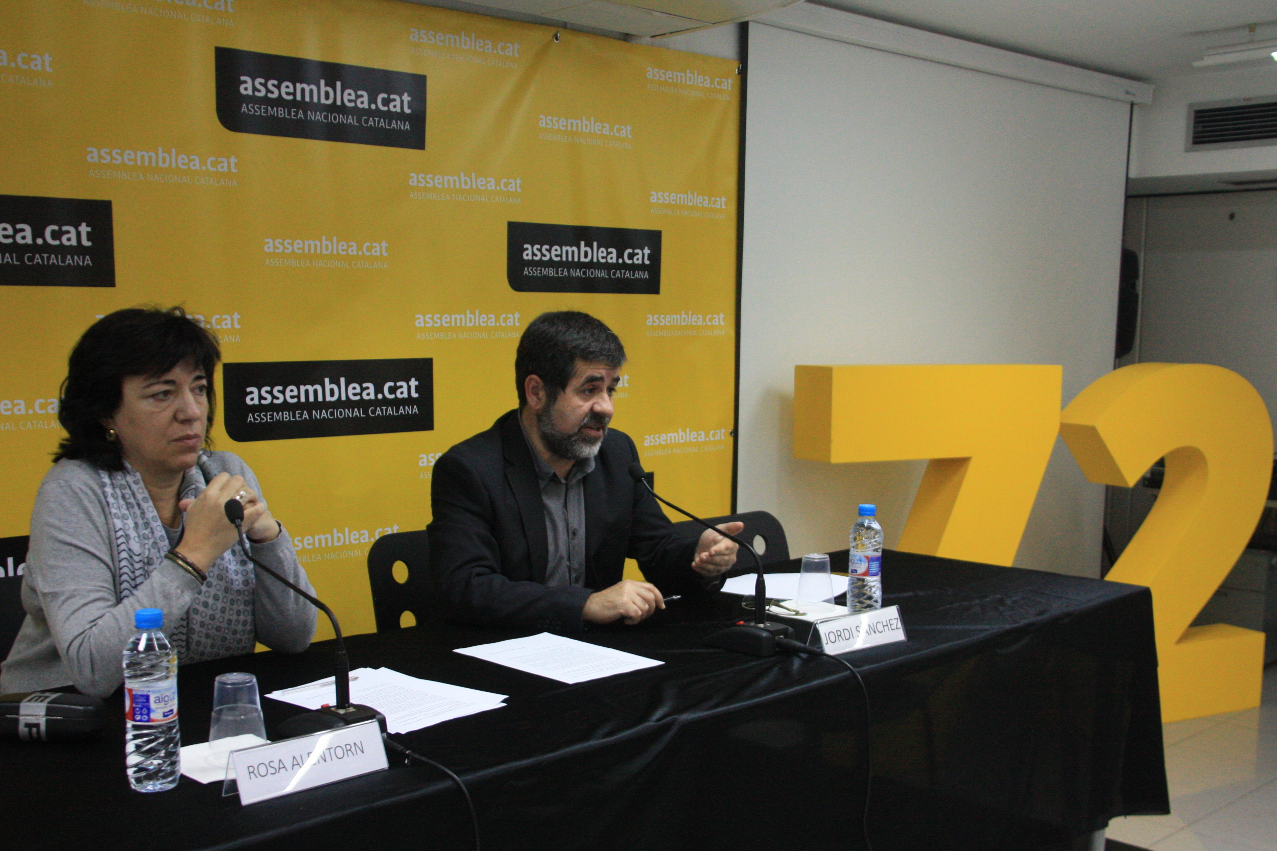 Catalan National Assembly (ANC)'s president, Jordi Sànchez and vice-president, Rosa Alentorn, presenting de document 'Let's build the Catalan Republic' before the media (by ACN) 