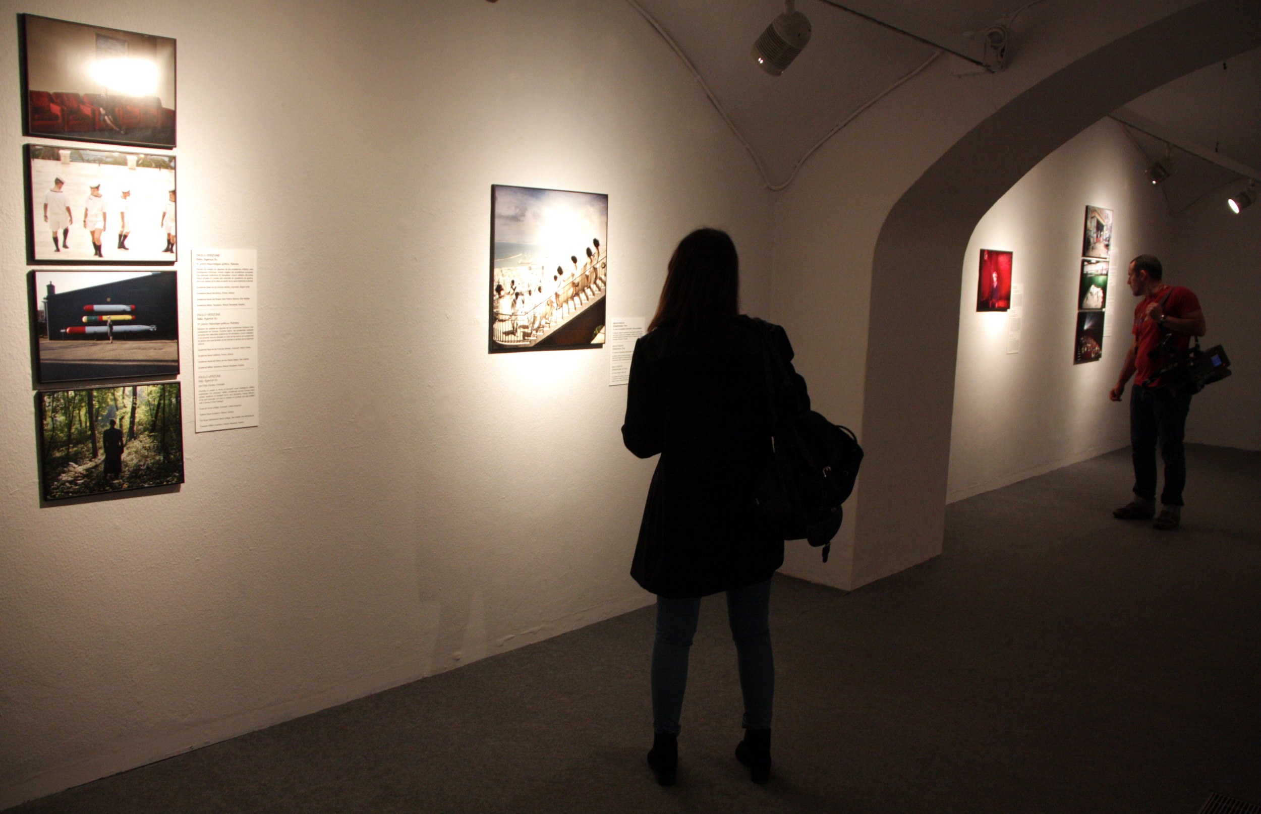 Two visitors of World Press Photo at Barcelona's Centre of Contemporary Culture (CCCB) (by ACN)