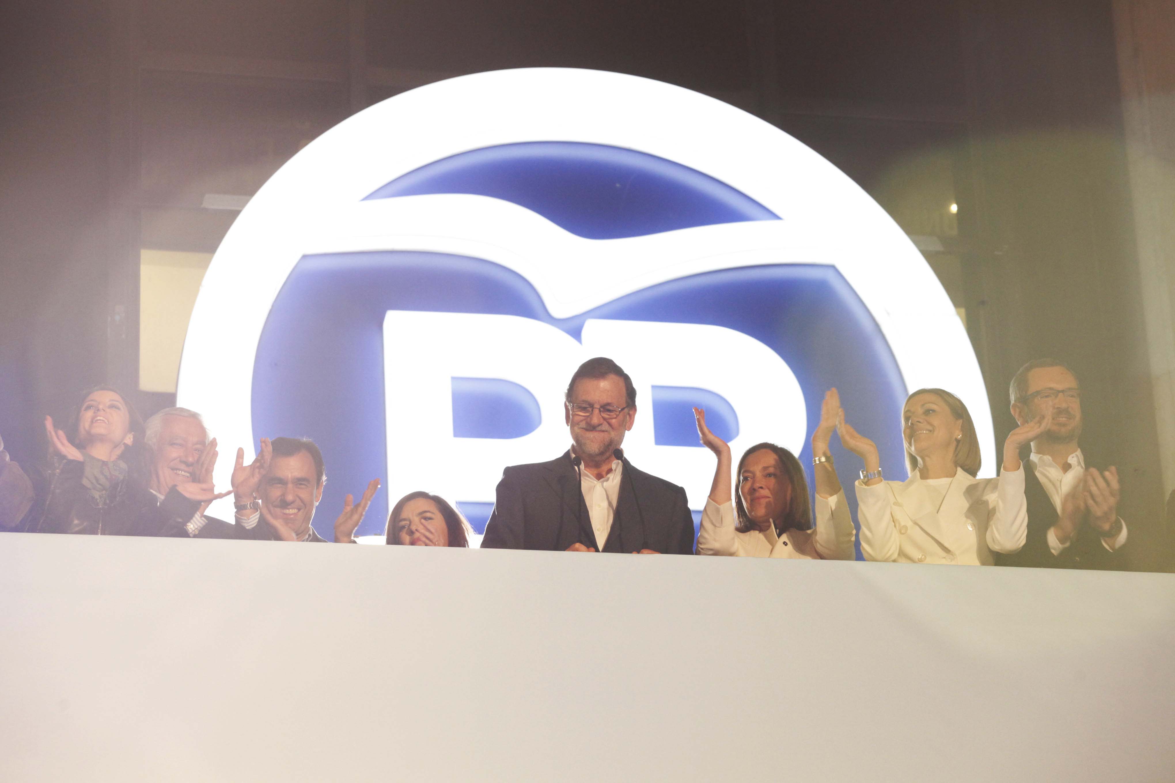 Spanish Prime Minister, Mariano Rajoy joined by members of the People's Party (PP) celebrating its victory in the 20-D Spanish Elections (by ACN)