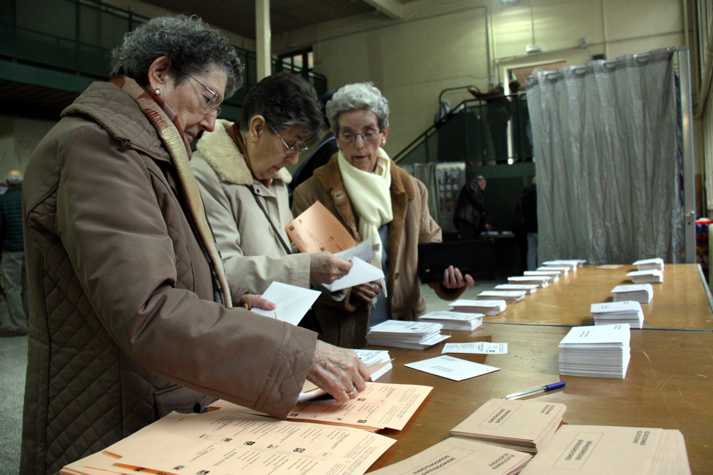 Three women voting in the 20-D Spanish Elections (by ACN)