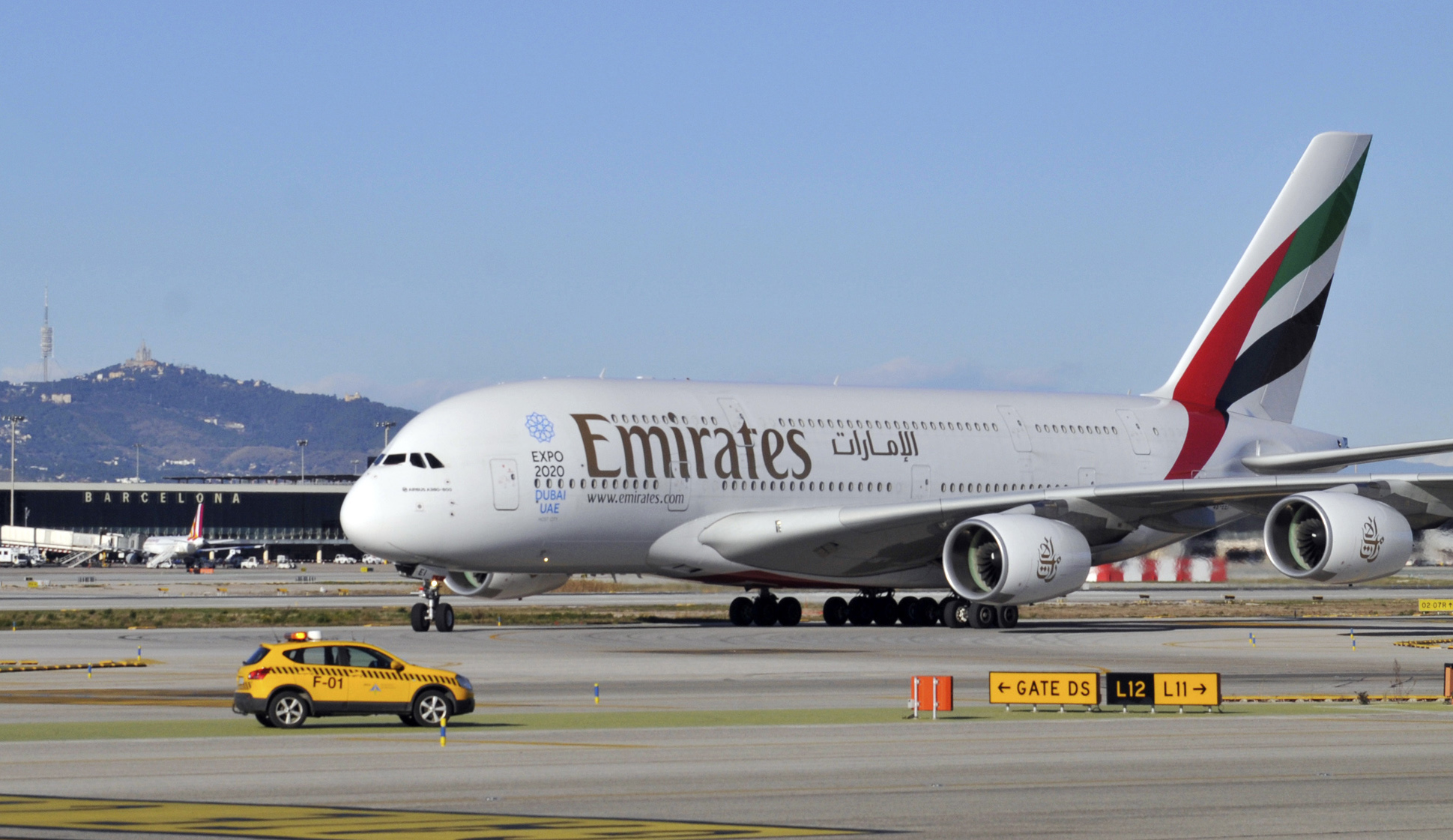 Image of a plane from Emirates Airlines in Barcelona El Prat Airport (by ACN)