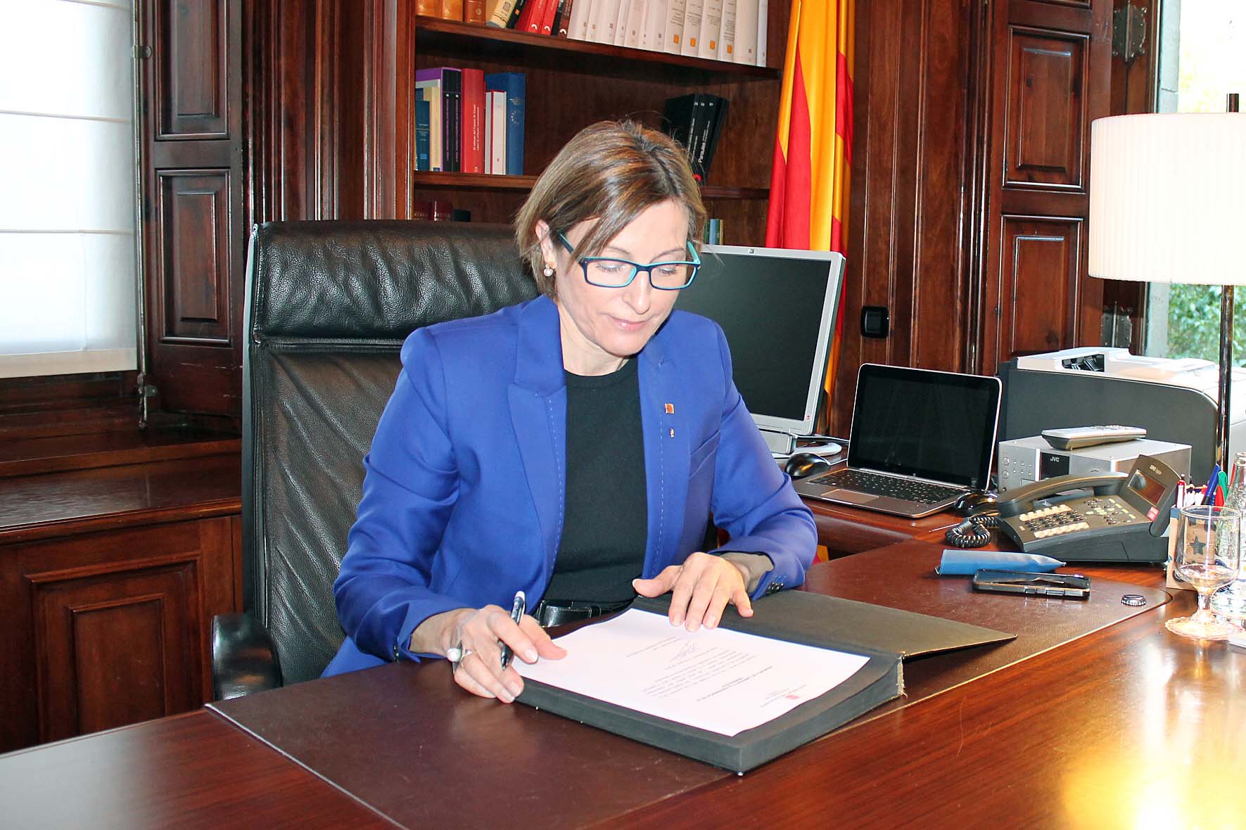 Image of Parliament's President, Carme Forcadell signing Carles Puigdemont's candidacy to be invested as Catalan President (by ACN)