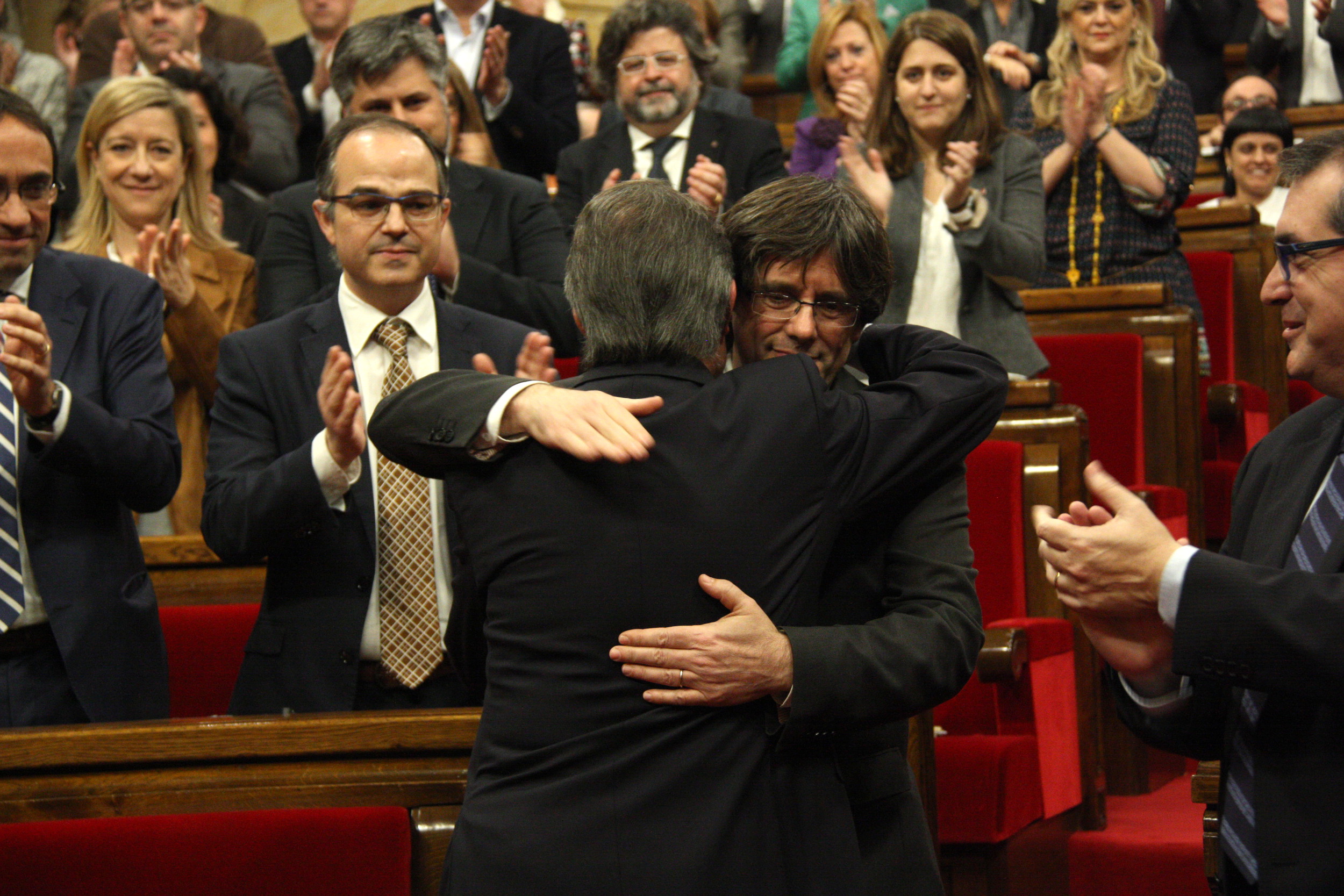 Current President, Artur Mas embracing the new Catalan President, Carles Puigdemont (by ACN)