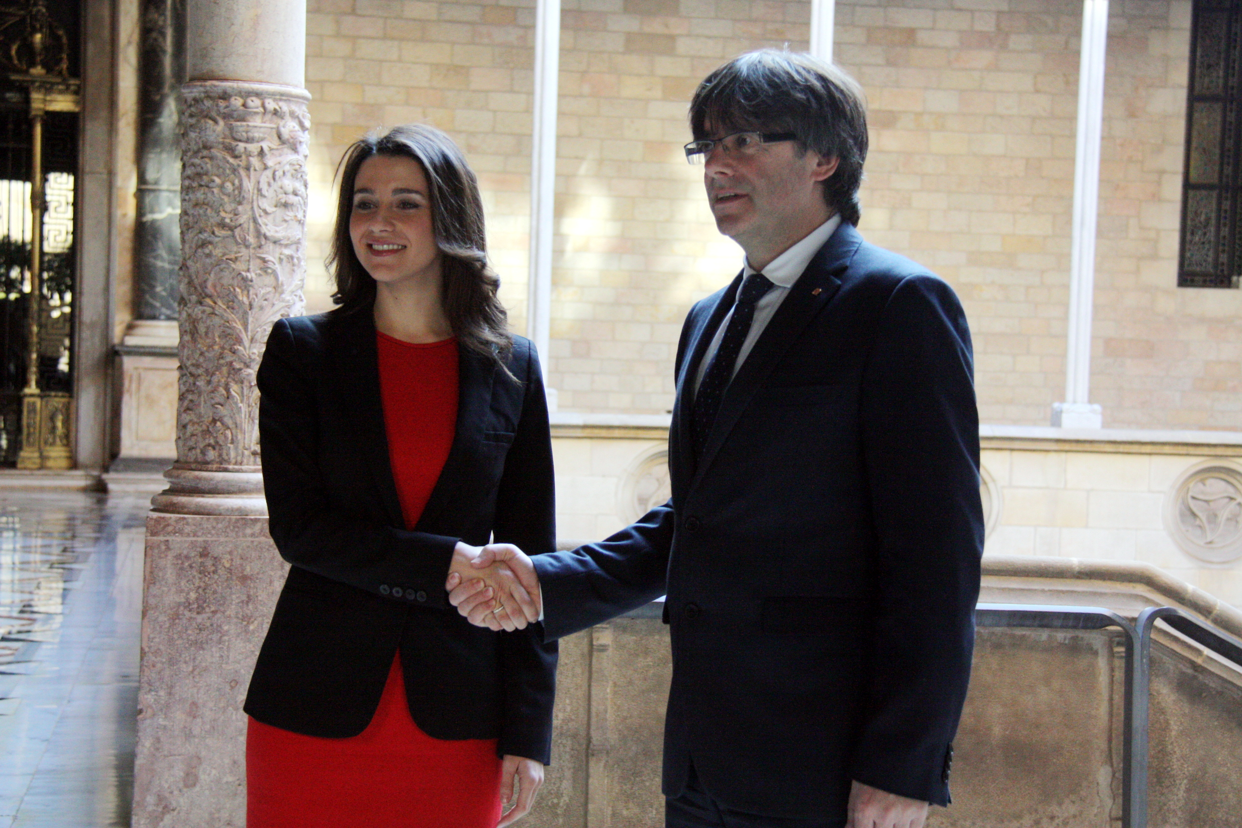 The new Catalan President, Carles Puigdemont and the Leader of the Opposition, Inés Arrimadas met this Wednesday at Palau de la Generalitat (by ACN)