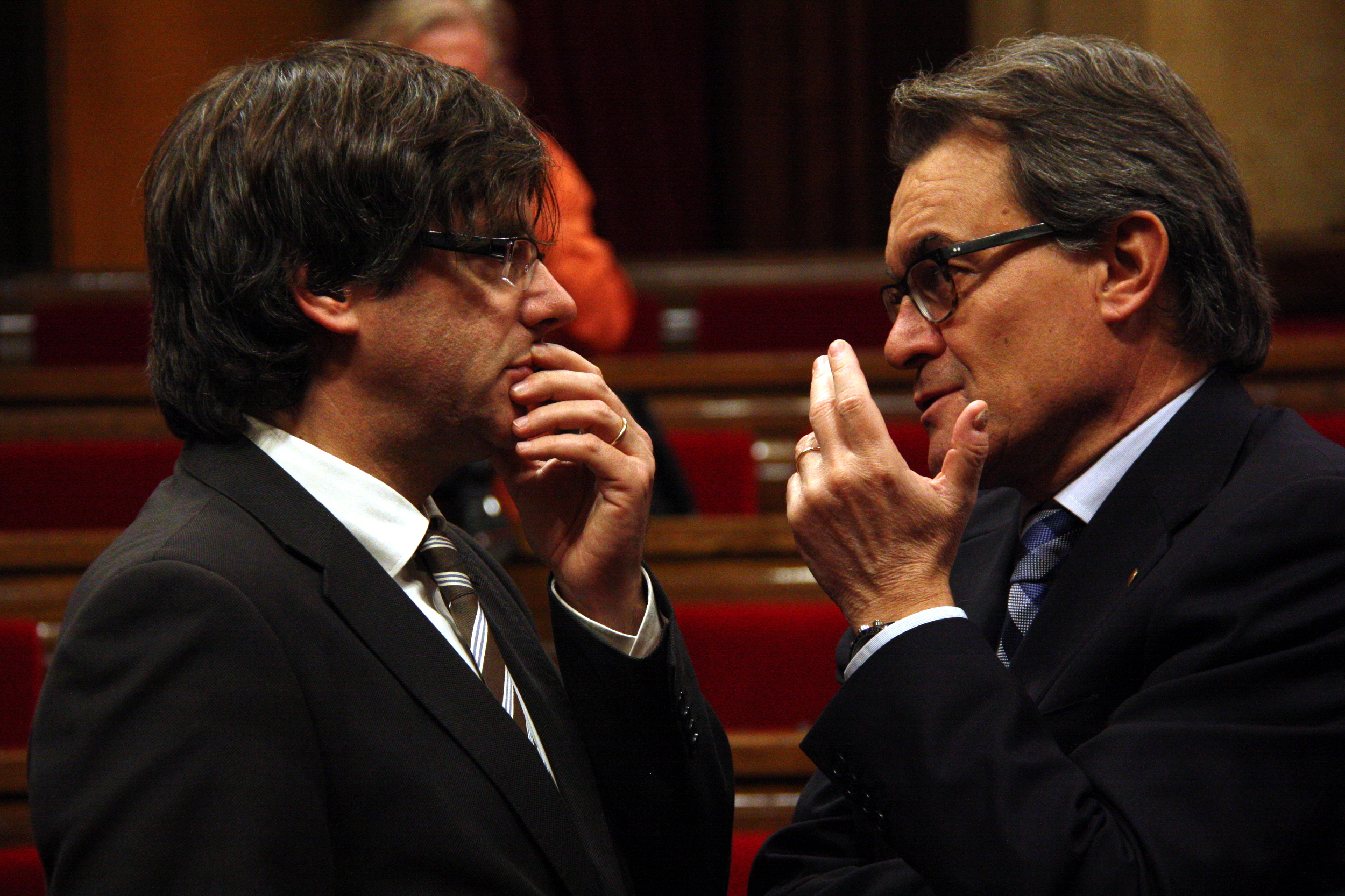 Current Catalan President, Artur Mas and recently invested as new Catalan President, Carles Puigdemont talking at the end of the investiture debate (by ACN)