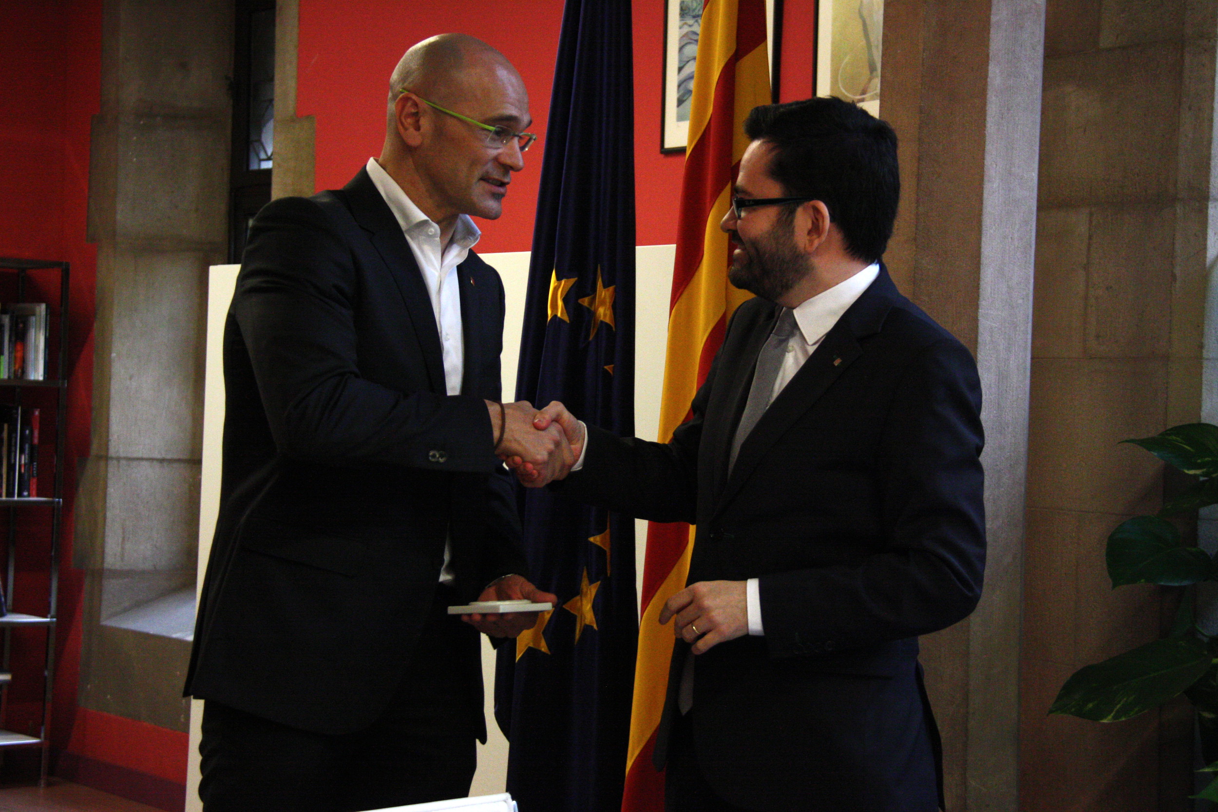 Image of new Catalan Minister for Foreign Affairs, Raül Romeva, receiving the portfolio from Catalan Foreign Affairs Secretary, Roger Albinyana (by ACN)