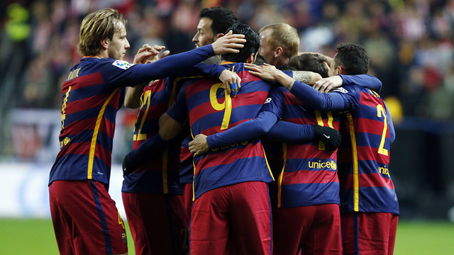 Barça celebrate the first goal at El Molinón (by FCB)