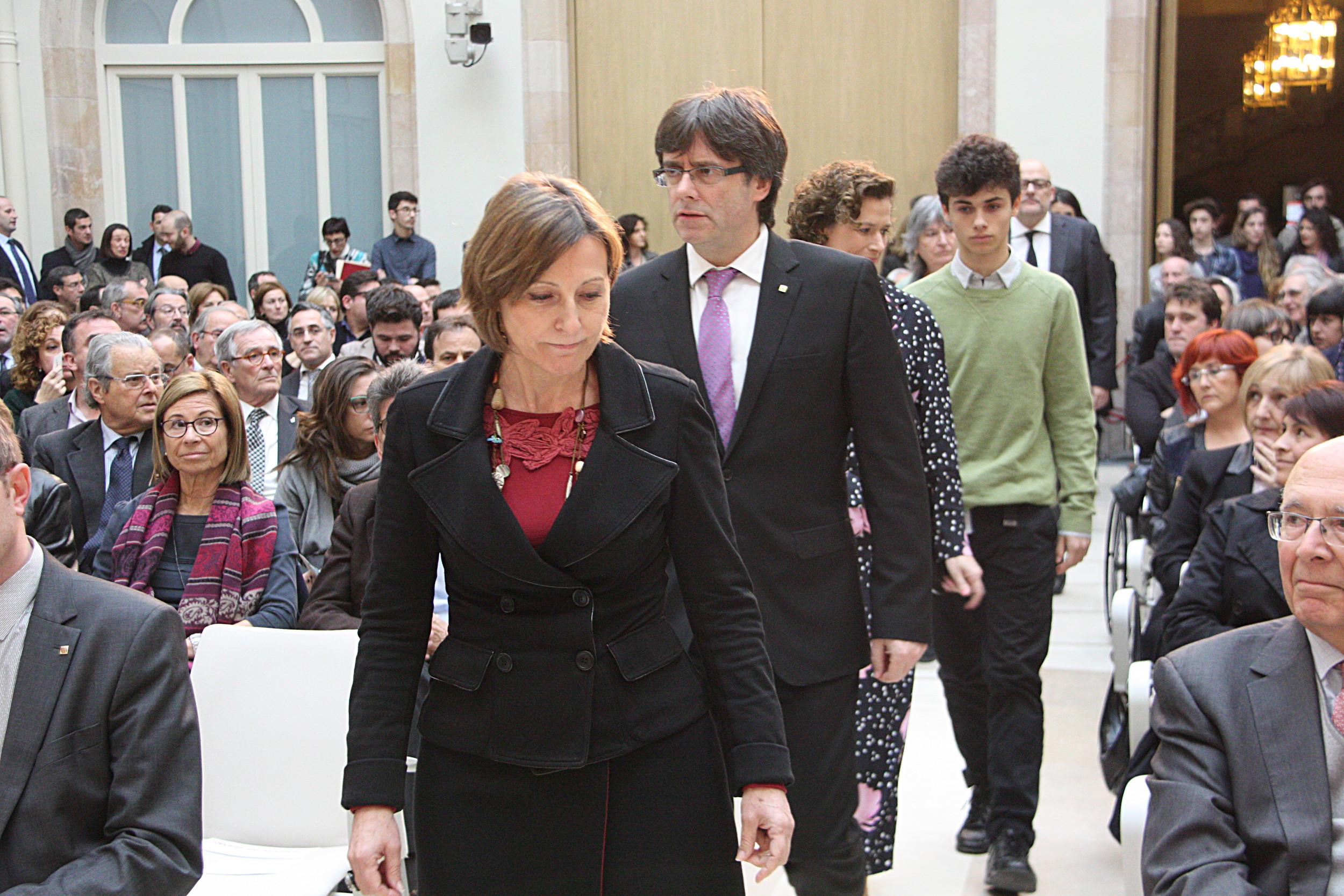 The Parliament's President, Carme Forcadell, and the Catalan President, Carles Puigdemont at the Parliament's tribute ceremony to Muriel Casals (by ACN) 
