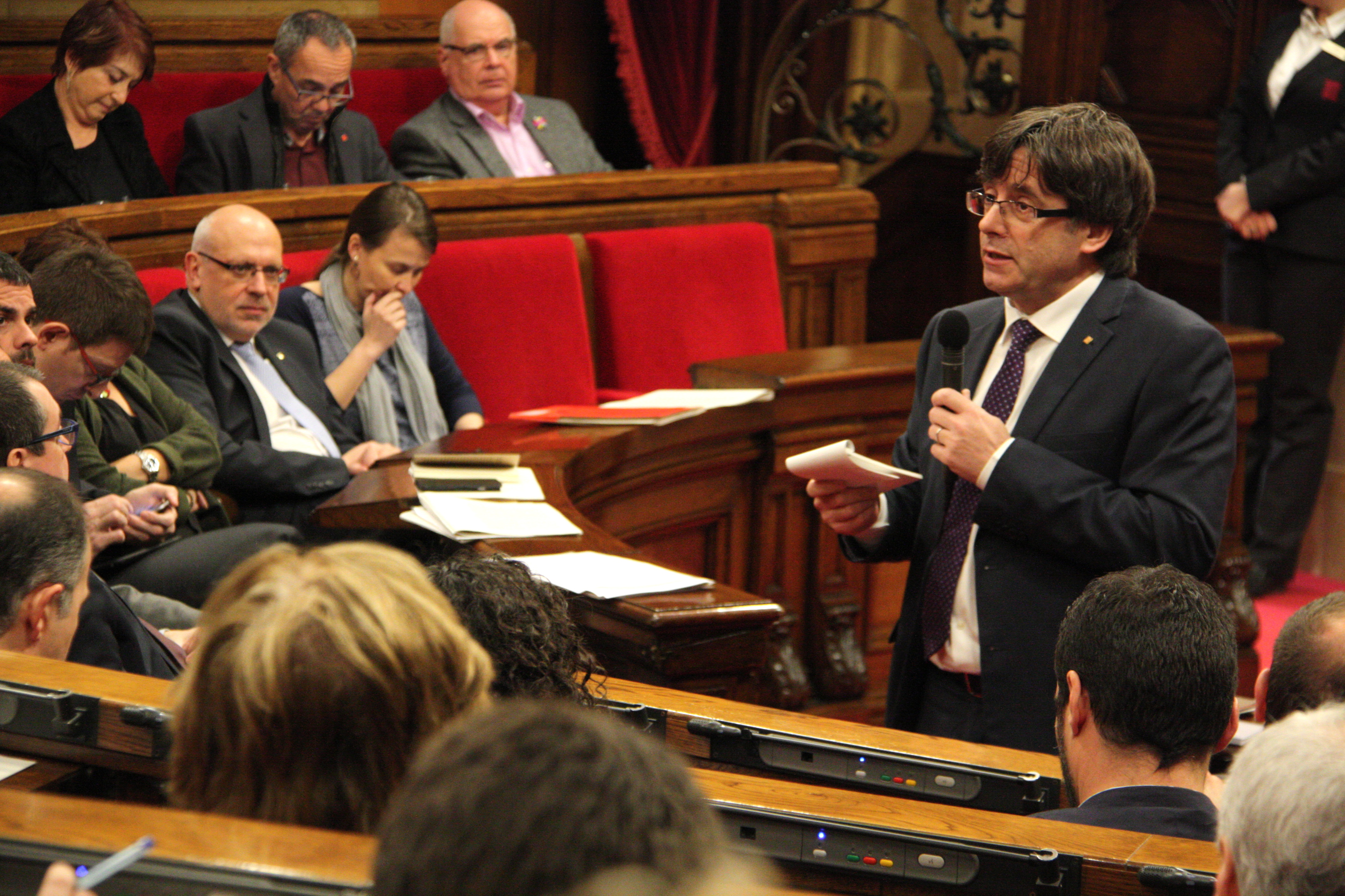 Catalan President, Carles Puigdemont, this Wednesday during the plenary session at the Parliament (by ACN)
