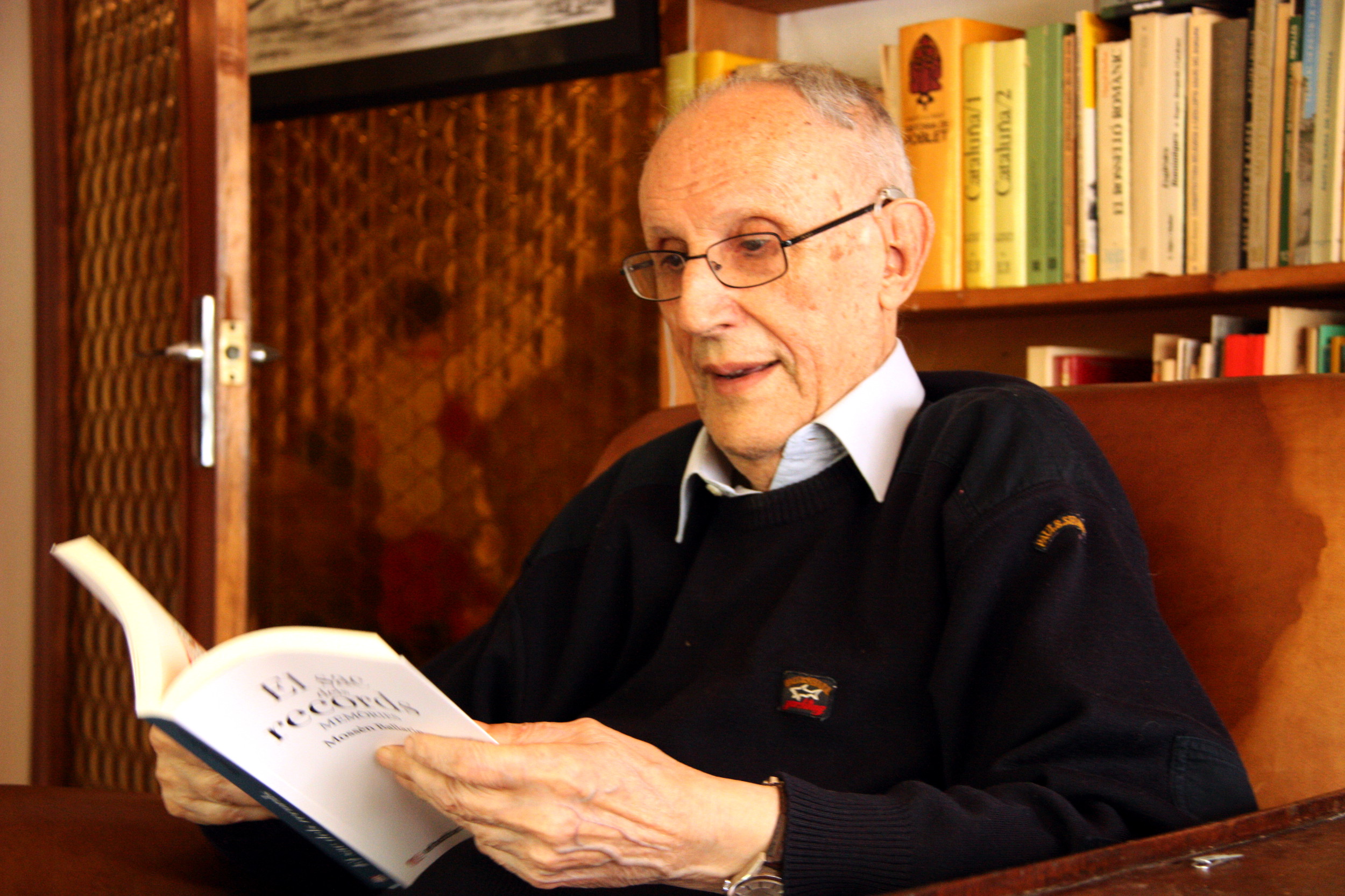 'Mossèn' Ballarín reading his last book, 'Sac de records' (by ACN)