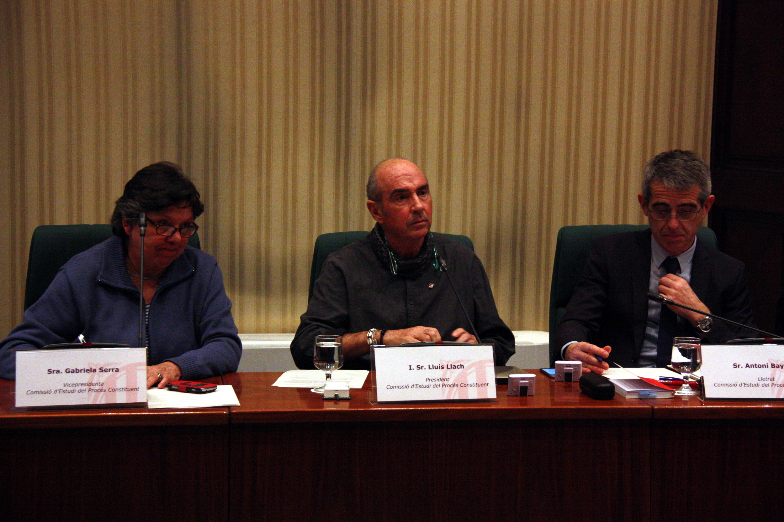 The President of the Committee to study the constitutive process, 'Junts Pel Sï' MP Lluís Llach, joined by CUP's MP Gabriela Serra and the Parliament's attorney, Antoni Bayona (by ACN)