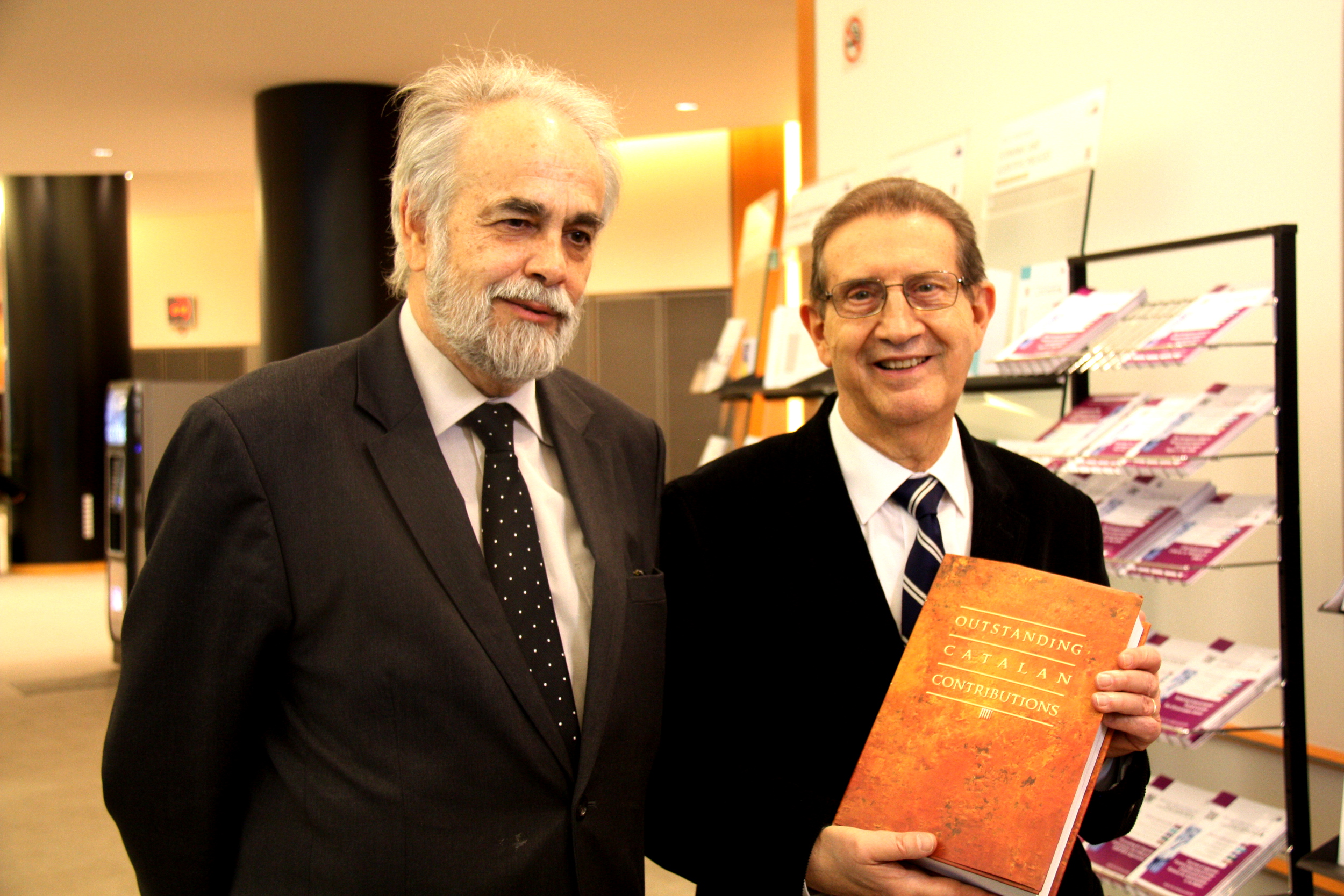 The author 'Universal Catalan Contributions', cultural promoter Joan Amorós and Ramon Mir (by ACN)