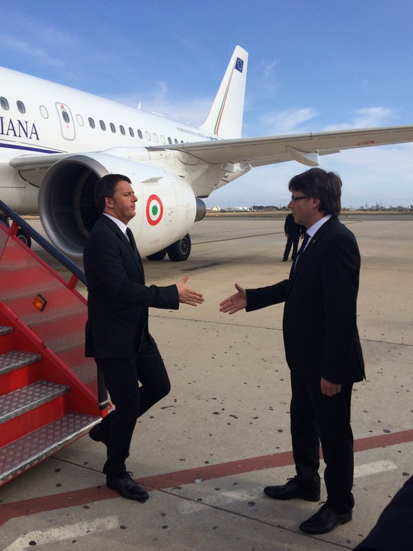 Catalan President, Carles Puigdemont received Italian PM, Mateo Renzi at his arrival in Tortosa (by ACN)