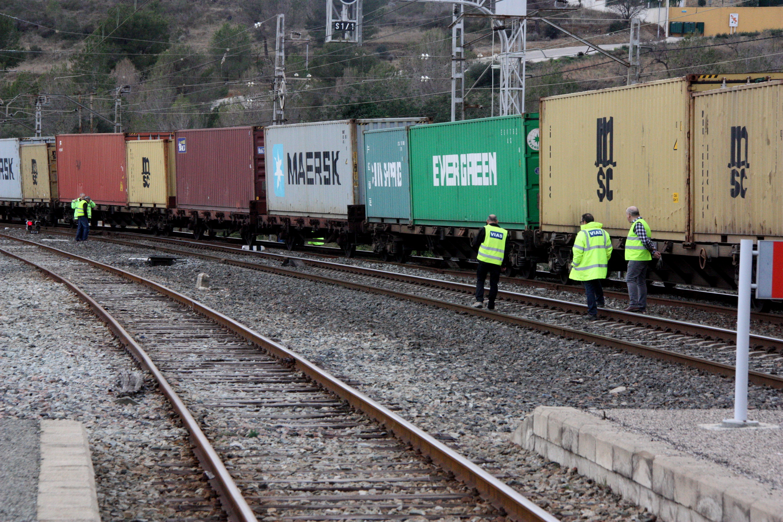 Train transporting goods in the south of Barcelona (by ACN)
