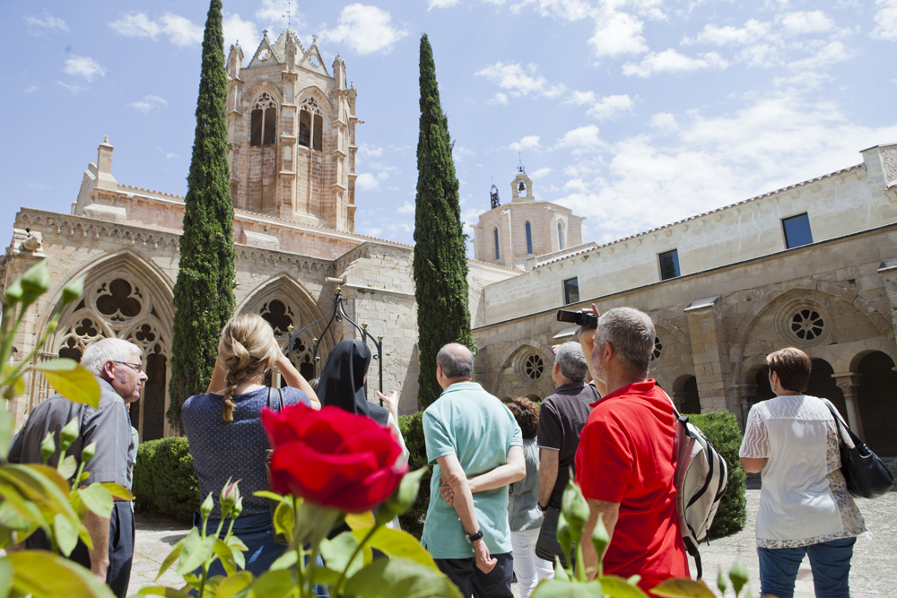 Tourists at Santa Maria de les Monges' monastery, in Lleida's region (by ACN)