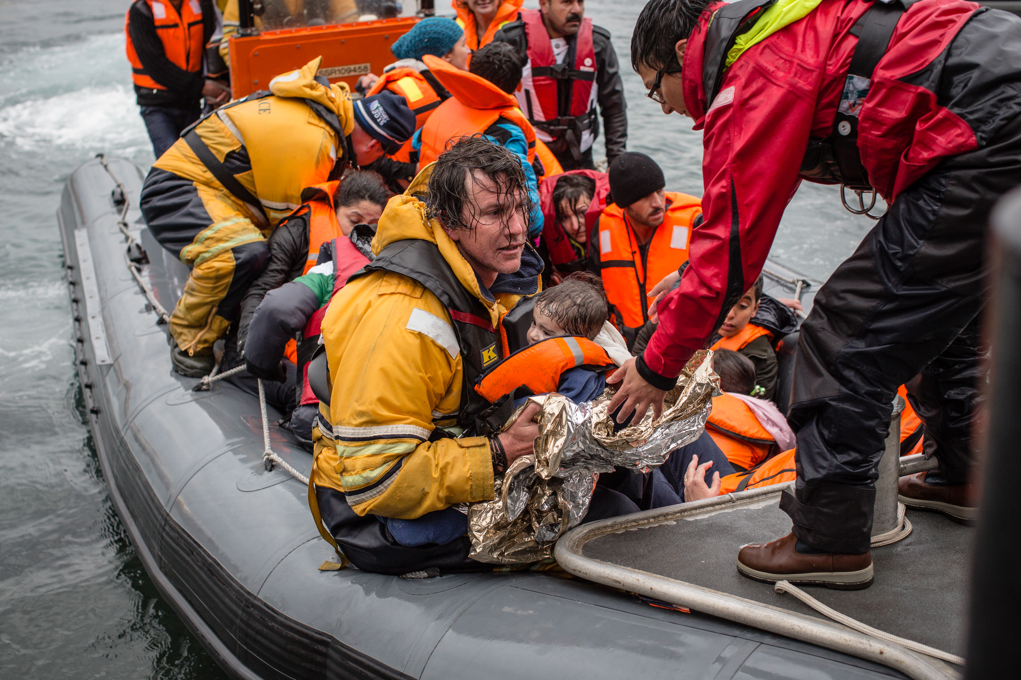 A boat of refugees about the reach the Greek coast (by Doctors Without Borders)